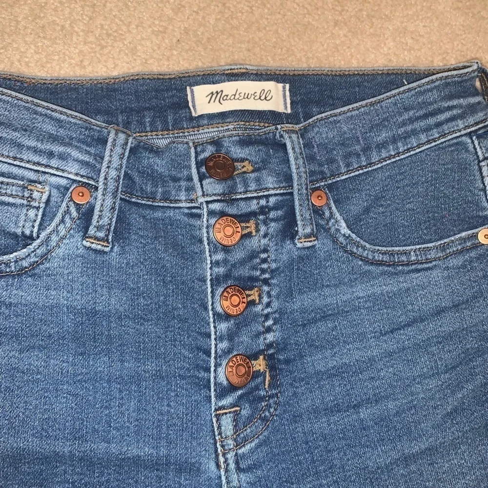 Madewell 9” Mid Rise Skinny Cropped Button Down Jeans in Medium Wash Size 25